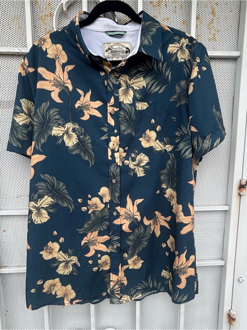 Seapointe mens L island classic short sleeve button-up Hawaiian floral polyester